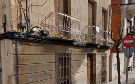 CASA Y SOLAR A TRES CALLES