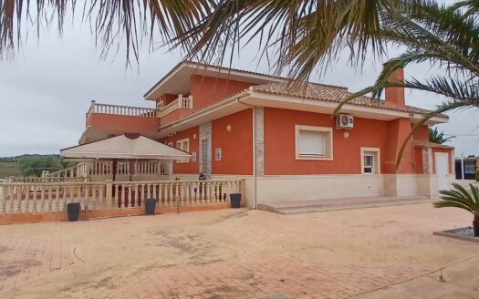 GRAN CHALET A 1 KM DE YECLA